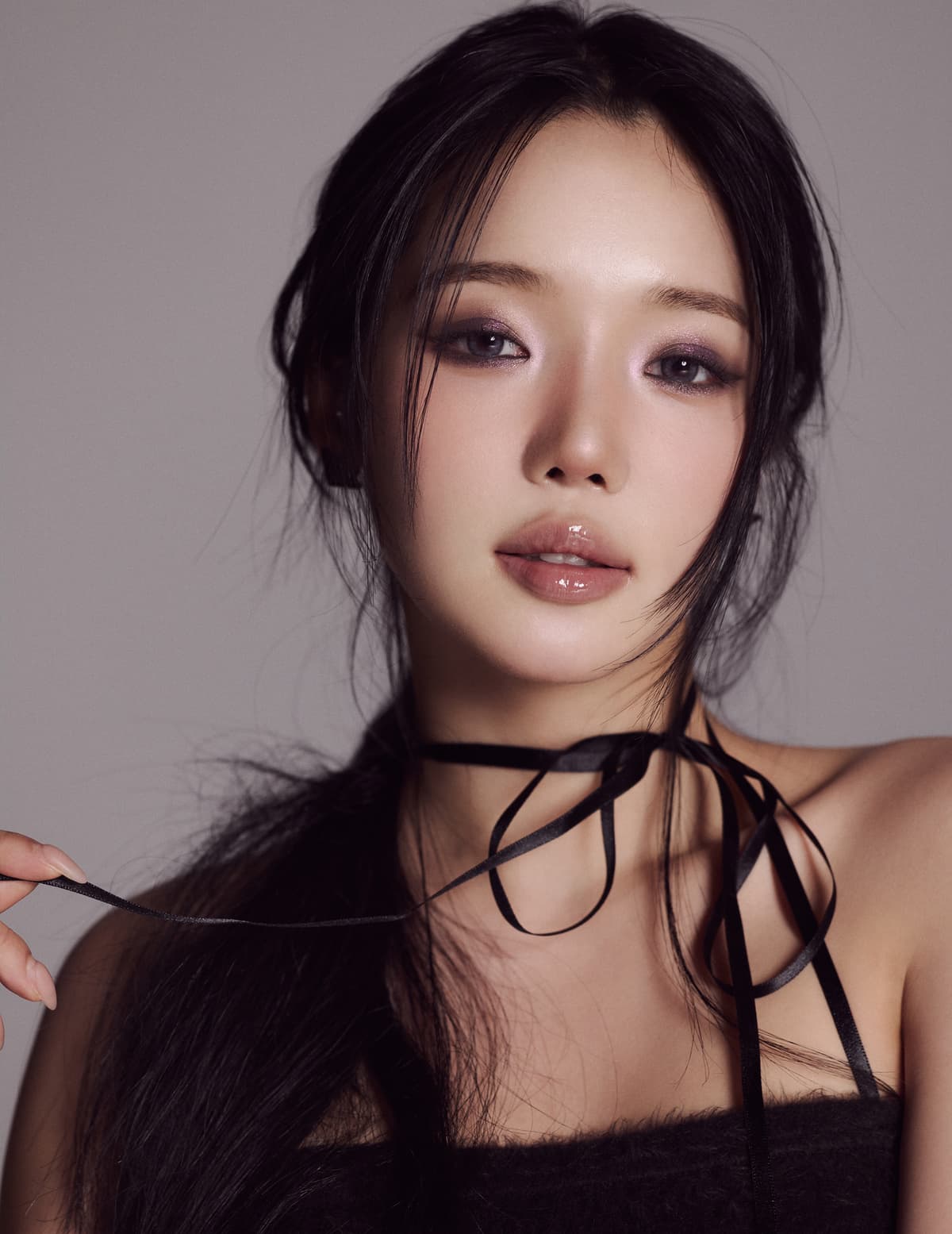 Roh Ji Sun with dark makeup and ribbon choker, comeback mood
