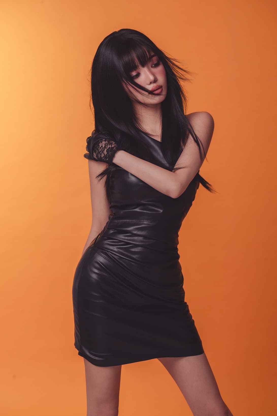 Roh Ji Sun in black leather, editorial saffron set behind-the-scenes
