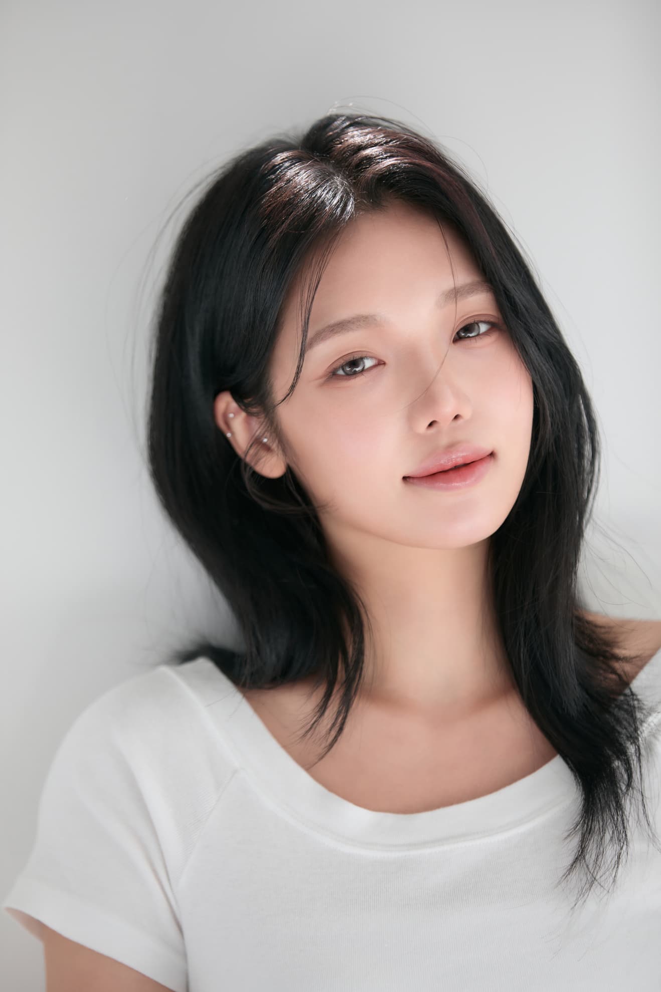 Roh Ji Sun in white tee, soft smile portrait