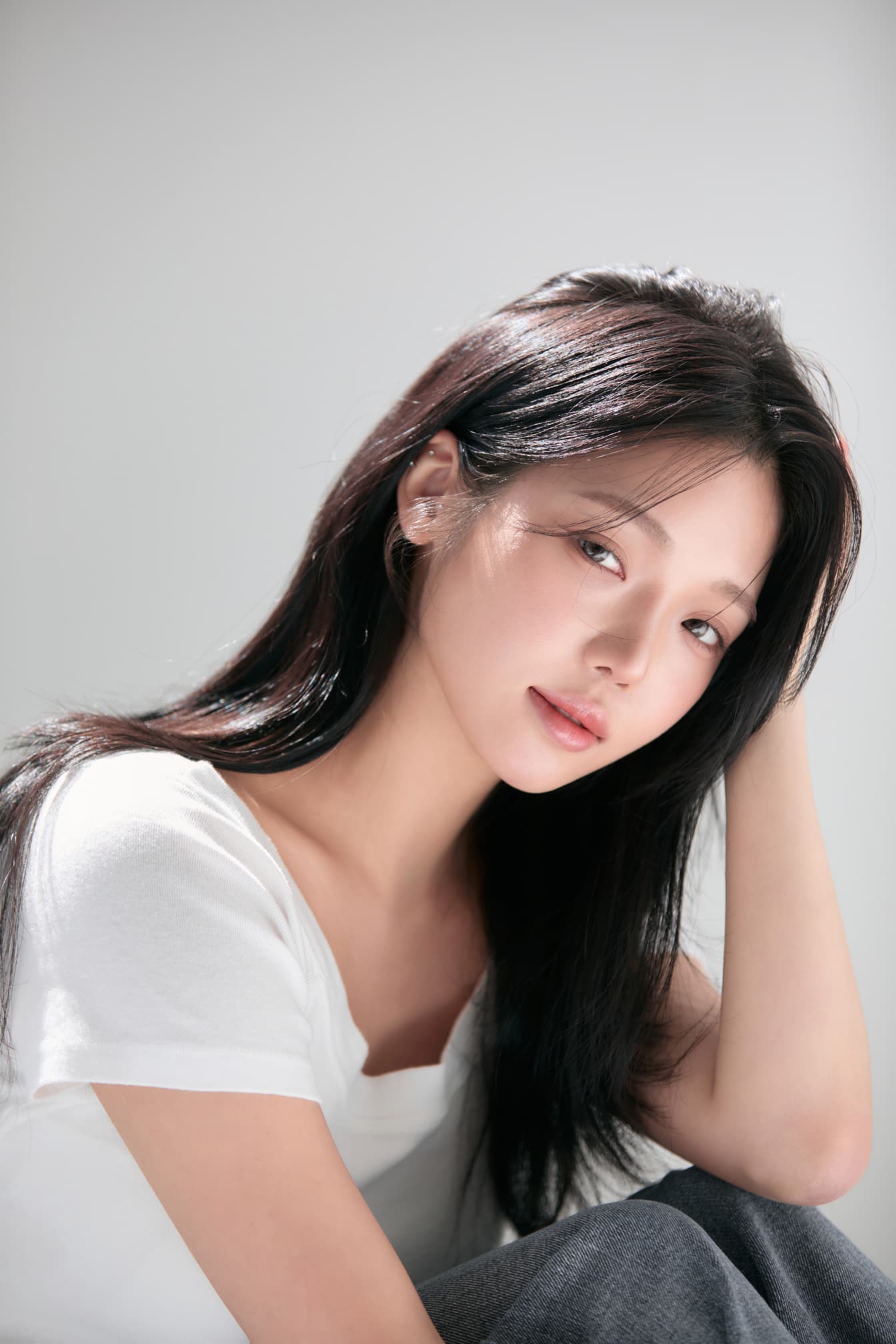 Roh Ji Sun in white tee, seated in soft daylight studio